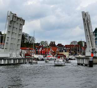 Blick durch die Klappbrücke in den Hafen