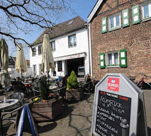 Sitzplätze vor dem Schloss-Café Zons