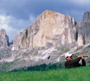 Golfclub inmitten traumhafter Bergkulisse