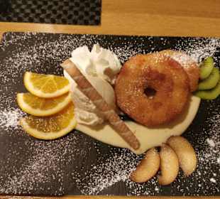 Apfelküchle, Vanillesoße, Vanilleeis, Früchte