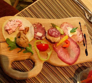 Vorspeise mit slowenischen Spezialitäten