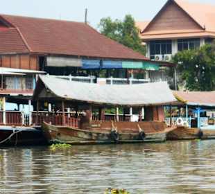 Flußfahrt um die Insel