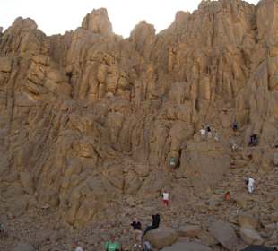 Die Felsen und kletternde Touristen