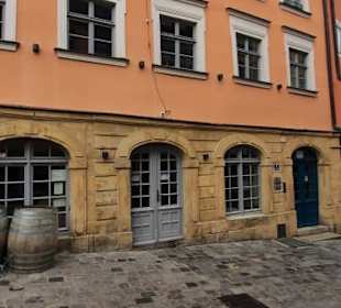 Viele Lokale und hier die Front