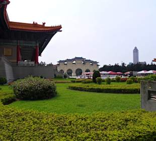 W oddali brama wejściowa