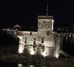 Die Hafenburg von Rapallo. bei Nacht