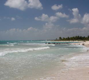 Strand rechts vom Hotel