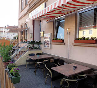 Plätze vor dem Eingangsbereich