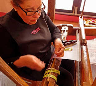 Sie verknotet Fäden