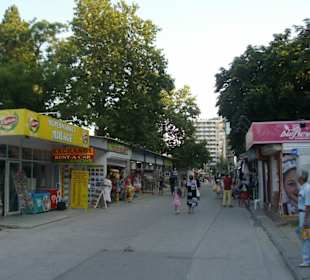 Strandpromenade mit viele Geschäften