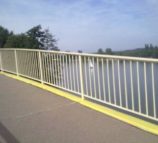 Die gelbe Brücke verbindet die Bereiche