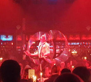 Großartige Show Mittig dem Zelt