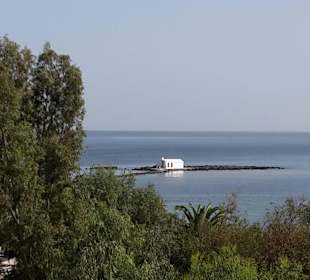 Blick vom Hotel Corissia Beach auf die Kapelle