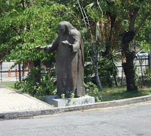 Statue der Mutter Teresa vor der Kathedrale