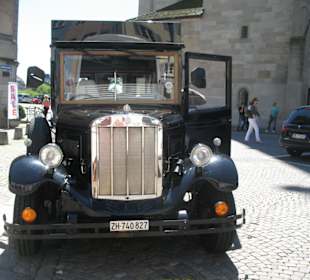 Un'auto d'epoca nel centro storico