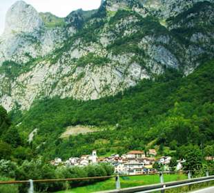 Umschlungen von Berge