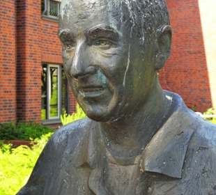 Ansichten der Skulptur Mann und zwei Frauen