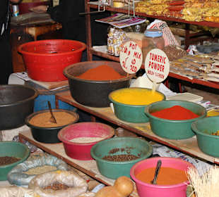 Bunte Gewürze aus Asien und Afrika