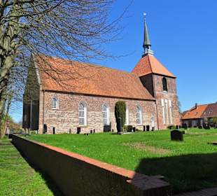 Außenansicht der Rysumer Kirche