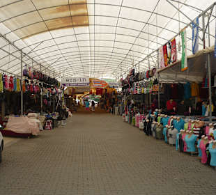 Einkaufsmeile vor dem Hotel