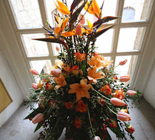 Blumenschmuck im Treppenaufgang