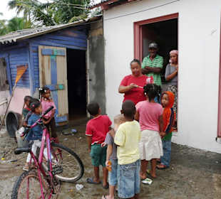 Kinder im Dorf bekommen Lolly