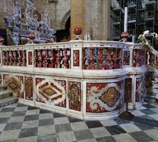Marmorbalustrade des Altars
