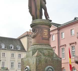 Am Marktplatz von Karlsruhe