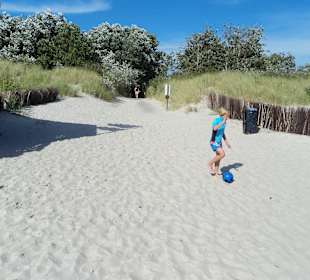 Weg vom Strand zu den Duschen