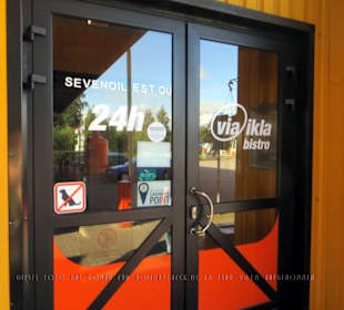 Eine Eingangstür zum via ikla bistro