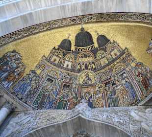 Bilder im Eingangsbereich Markusdom