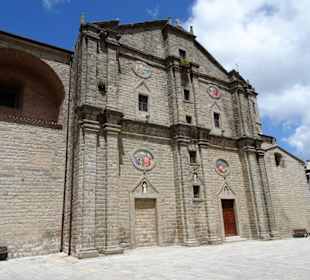 Fassade der Kathedrale San Pietro