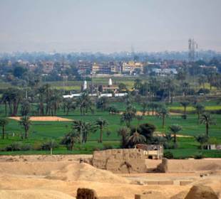 Blick vom Hatschepsut auf das Niltal mit Luxor