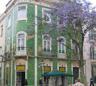 Mit Kacheln verzierte Hausfassade