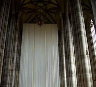 Der Hauptaltar in Renovierung