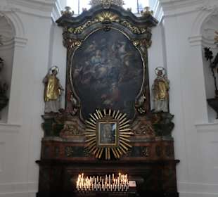 Die Kollegienkirche am Universitätsplatz