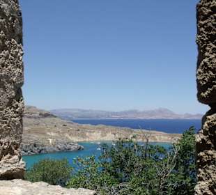 Aussicht auf Bucht von Lindos von Akropolis