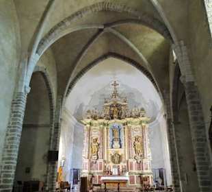 Blick in das Langschiff mit dem Hochaltar