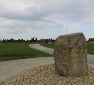 Der erste Findling im Findlingspark