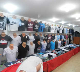 Basargeschäft vor dem Hotel viel Auswahl und Vielfalt.