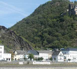 Blick von der Fähre: St. Goarshausen und Burg Katz