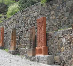 Kloster Geghard - Kreuzsteine