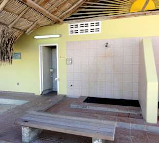 Duschen und Toiletten am Strand