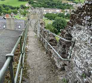 Auf der Stadtmauer von Conwy.
