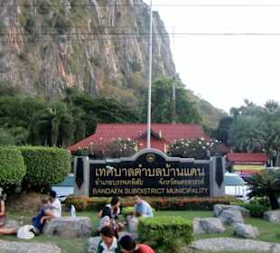 Die Kalksteinformation, davor ein kleiner Park