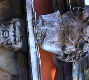 Über den Eingängen