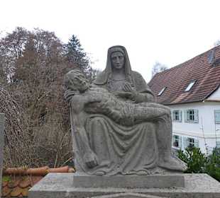 Statue an der Gedenktafel