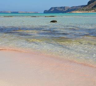 Kąpiel w turkusowym morzu z różowym piaskiem