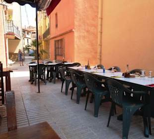 Plätze vor dem Restaurant La Vieille Cave