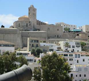 Die Altstadt von Ibiza mit der Kirche und Stadtmauer.